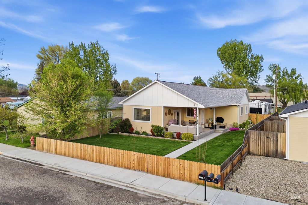 Photo of 1014 S Boise Ave, Emmett, ID 83617 (MLS # 98982430)