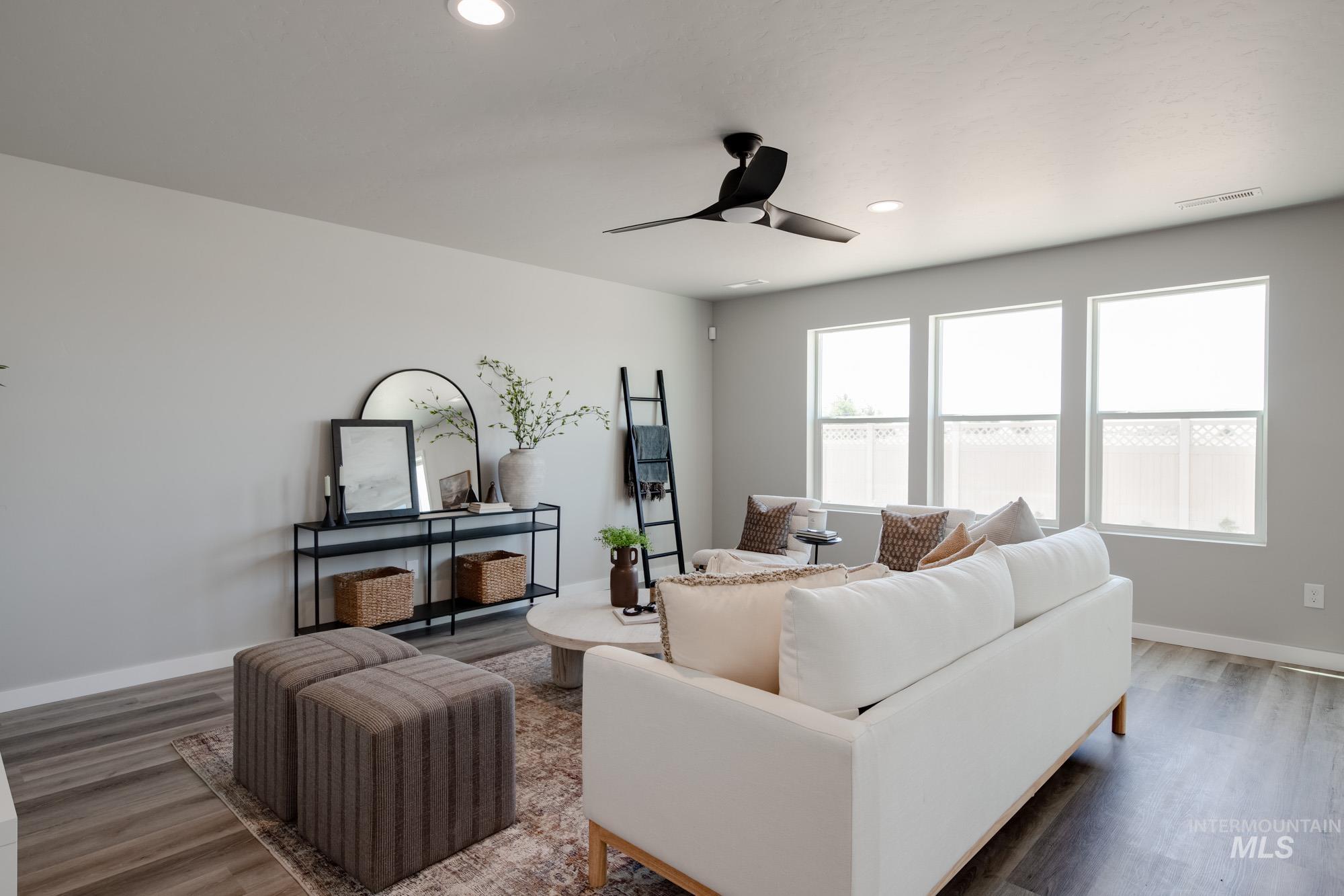 2731 E Valley Wind St