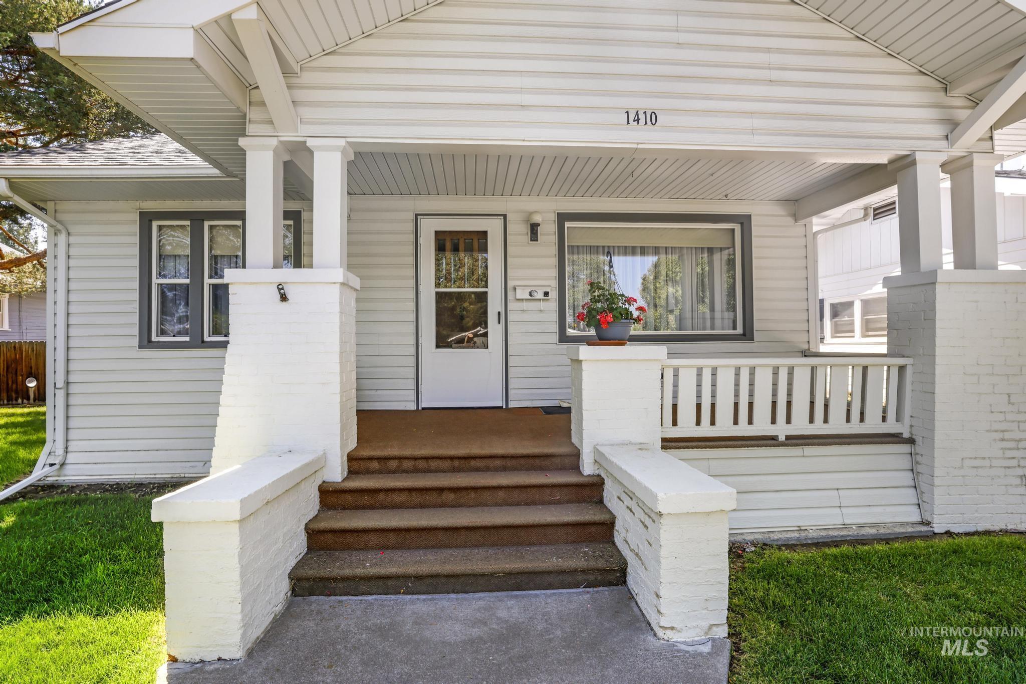 Property entrance featuring a porch