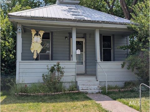 Photo of 1516 Monroe Ave, La Grande, OR 97850 (MLS # 98965549)