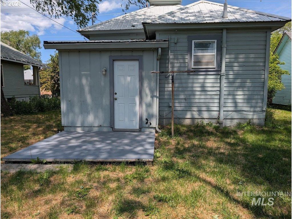 Photo of 1516 Monroe Ave, La Grande, OR 97850 (MLS # 98965549)