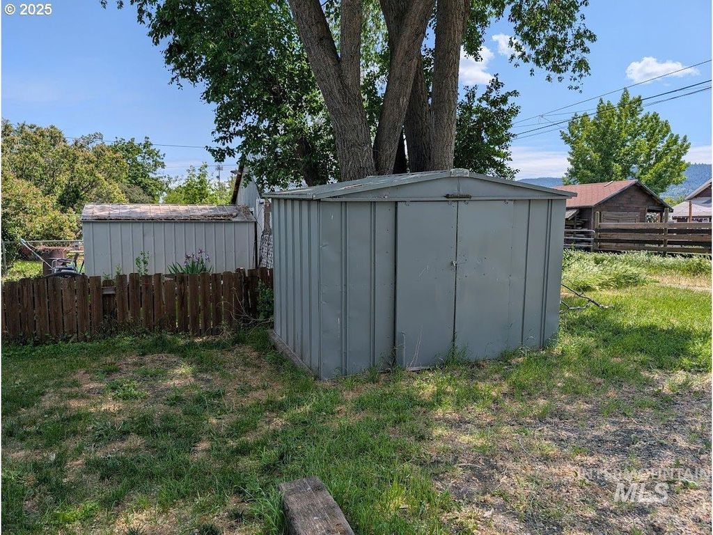 Photo of 1516 Monroe Ave, La Grande, OR 97850 (MLS # 98965549)