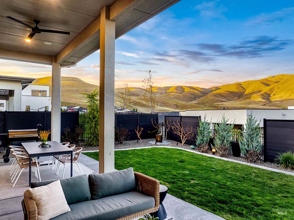 Photo of 2548 S Linnet Place, Boise, ID 83716 (MLS # 98982317)