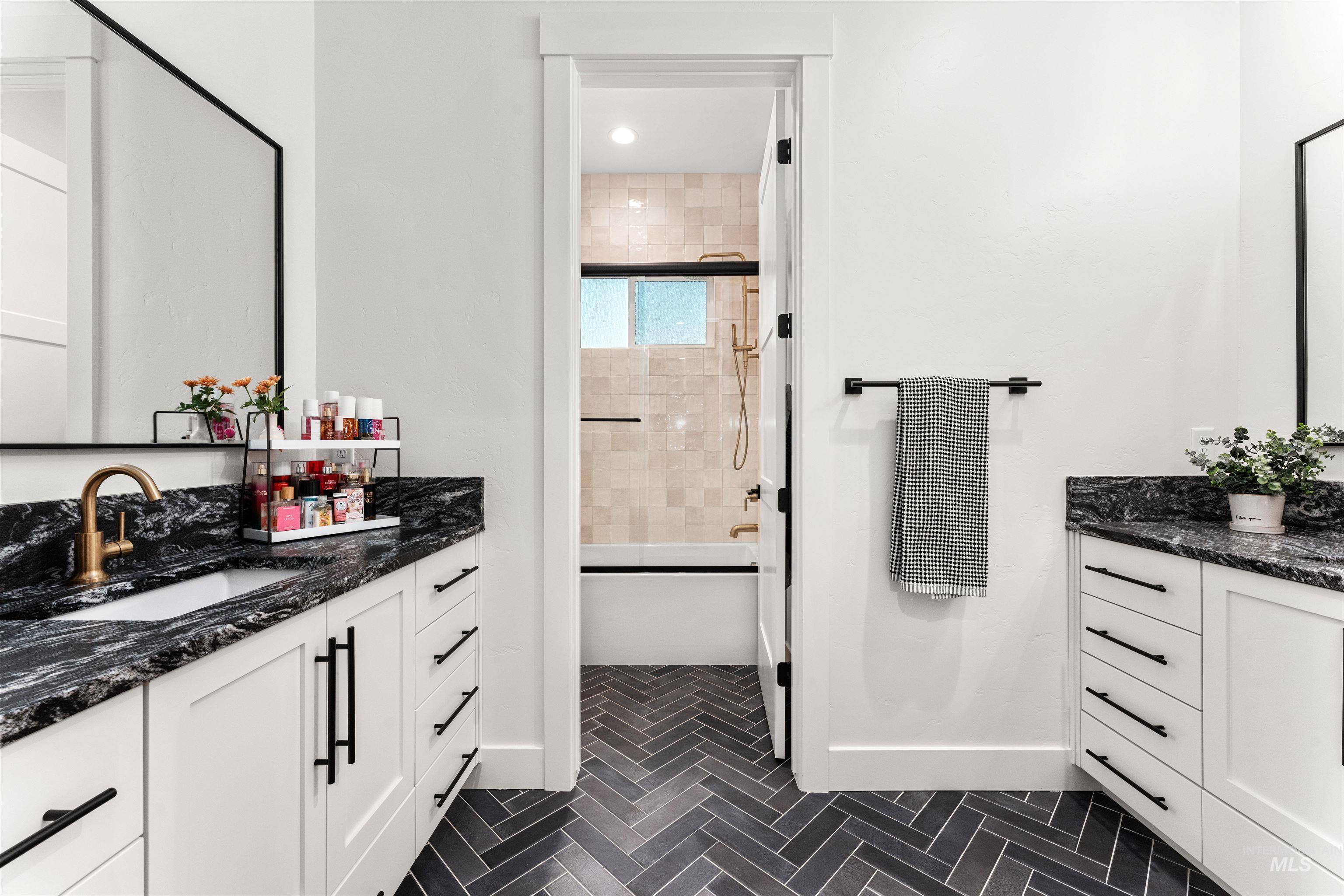 Full bath with vanity and bath / shower combo with glass door