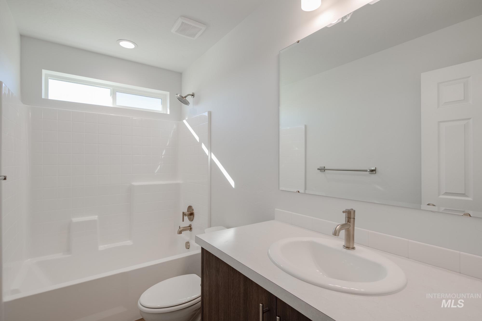 Bathroom with washtub / shower combination and vanity