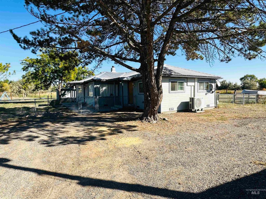 Photo of 520 Honeysuckle Ln, Vale, OR 97918 (MLS # 98963600)