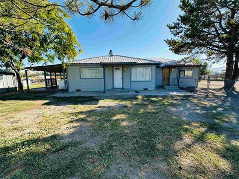 Photo of 520 Honeysuckle Ln, Vale, OR 97918 (MLS # 98963600)