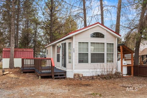 Photo of 25 E Street, Cascade, ID 83611 (MLS # 98980528)