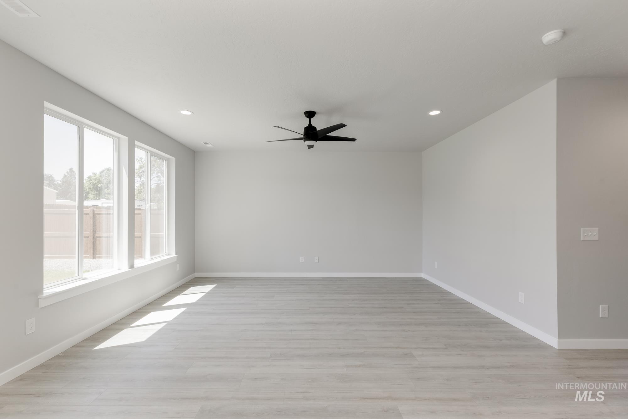 Spare room featuring a smoke detector, recessed lighting, a ceiling fan, and light wood-style flooring