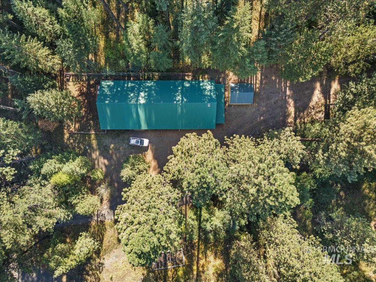 Aerial view of property's location featuring a heavily wooded area