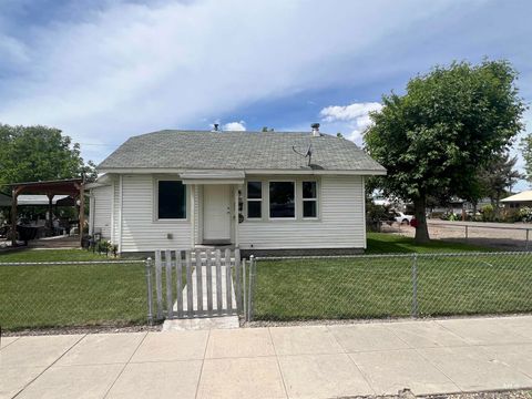 Photo of 121 N 1st St, Nyssa, OR 97913 (MLS # 98987301)