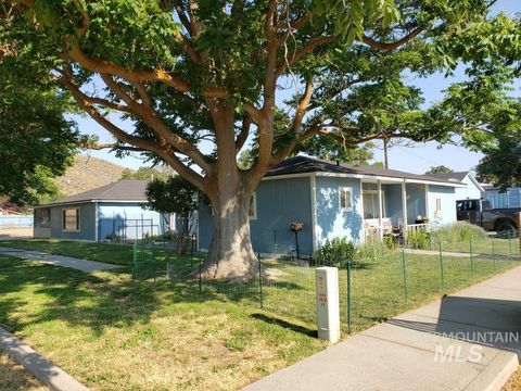 Photo of 205 W Adams St, Huntington, OR 97907 (MLS # 98939322)
