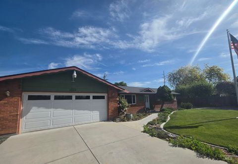 Photo of 1012 W Camelot Dr, Nampa, ID 83651 (MLS # 98986859)