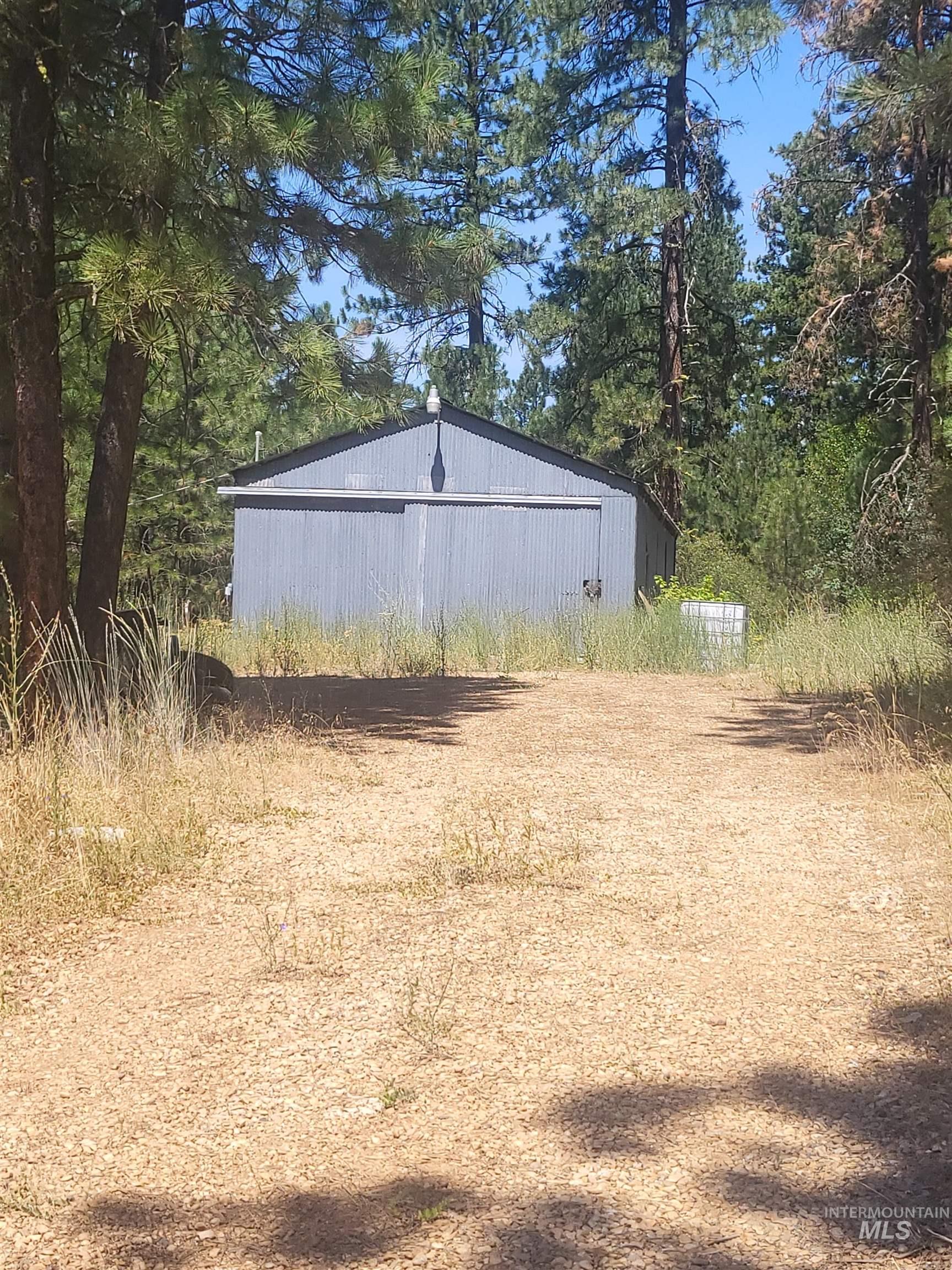 View of yard featuring an outbuilding