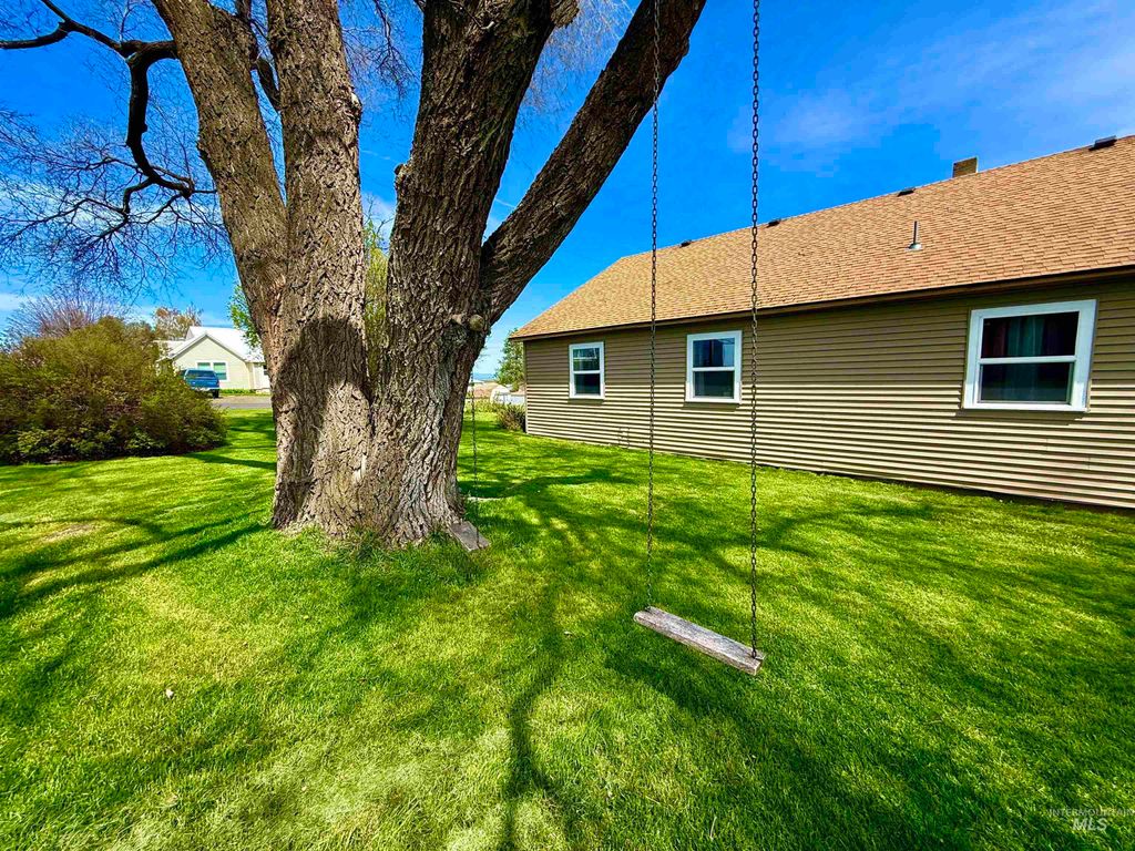 Photo of 910 2nd Ave, Nezperce, ID 83543 (MLS # 98983836)