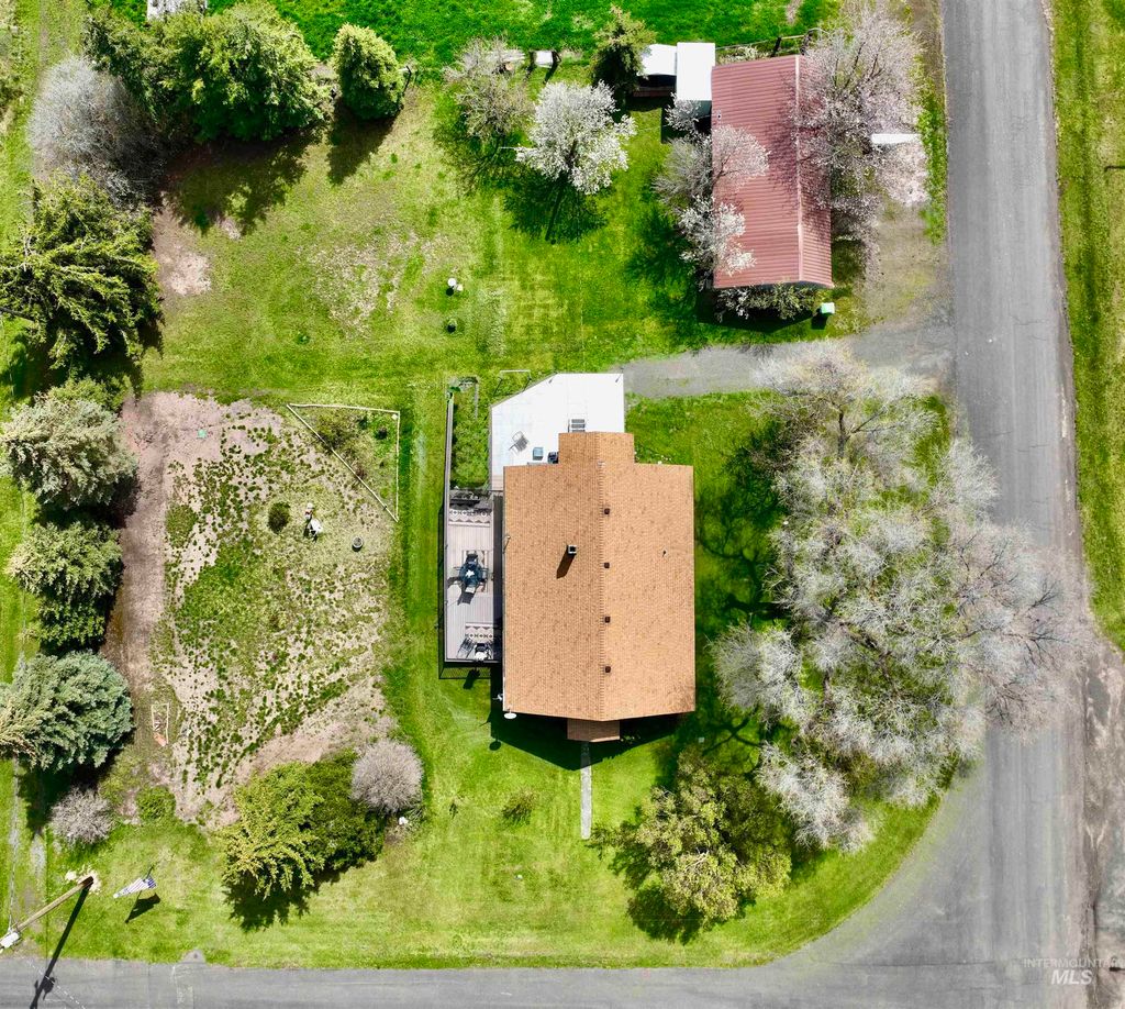 Photo of 910 2nd Ave, Nezperce, ID 83543 (MLS # 98983836)