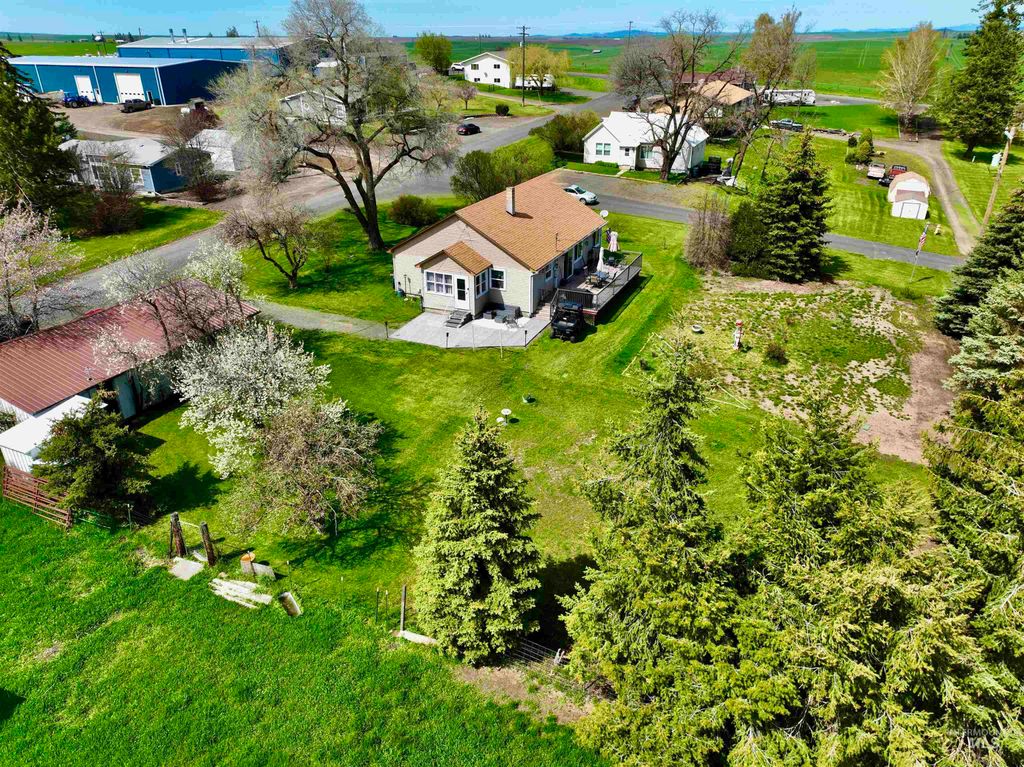 Photo of 910 2nd Ave, Nezperce, ID 83543 (MLS # 98983836)