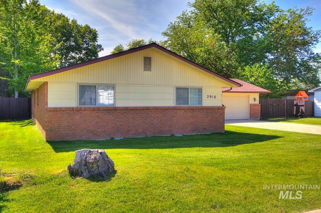 Photo of 2916 Iowa Avenue, Caldwell, ID 83605 (MLS # 98968616)