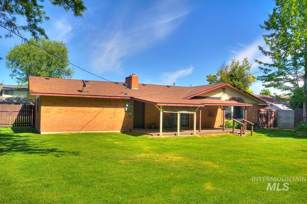 Photo of 2916 Iowa Avenue, Caldwell, ID 83605 (MLS # 98968616)