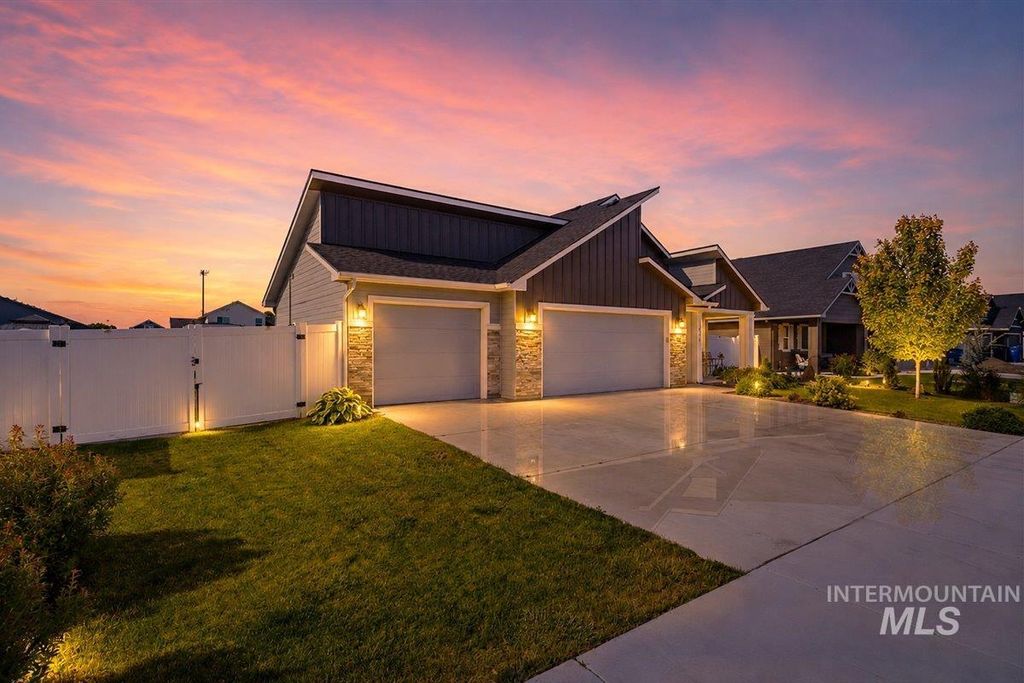 Photo of 324 Maverick ST, Fruitland, ID 83619 (MLS # 98987038)