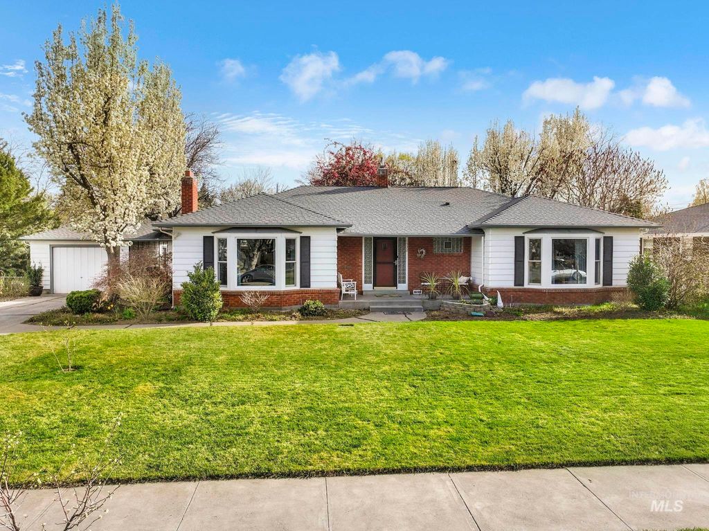 Photo of 1532 11th Ave E Ave, Twin Falls, ID 83301 (MLS # 98979941)