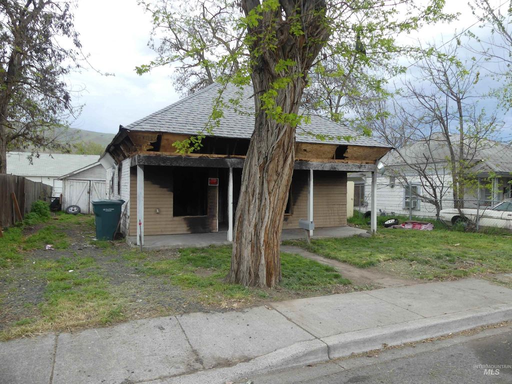 Photo of 314 Sycamore St, Clarkston, WA 99403 (MLS # 98981786)