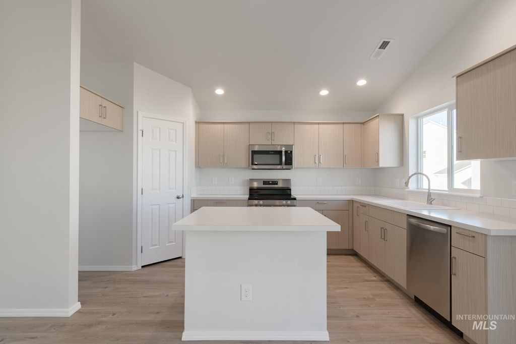 Photo of 3894 E Jamestown Dr, Nampa, ID 83686 (MLS # 98968166)