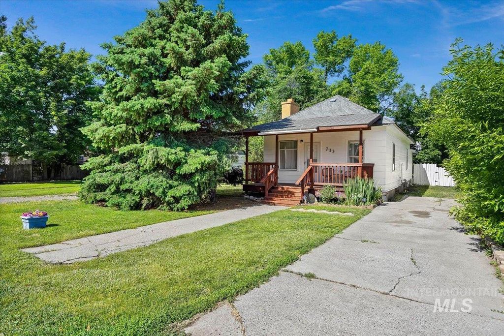 Photo of 713 Montana St, Gooding, ID 83330 (MLS # 98988322)