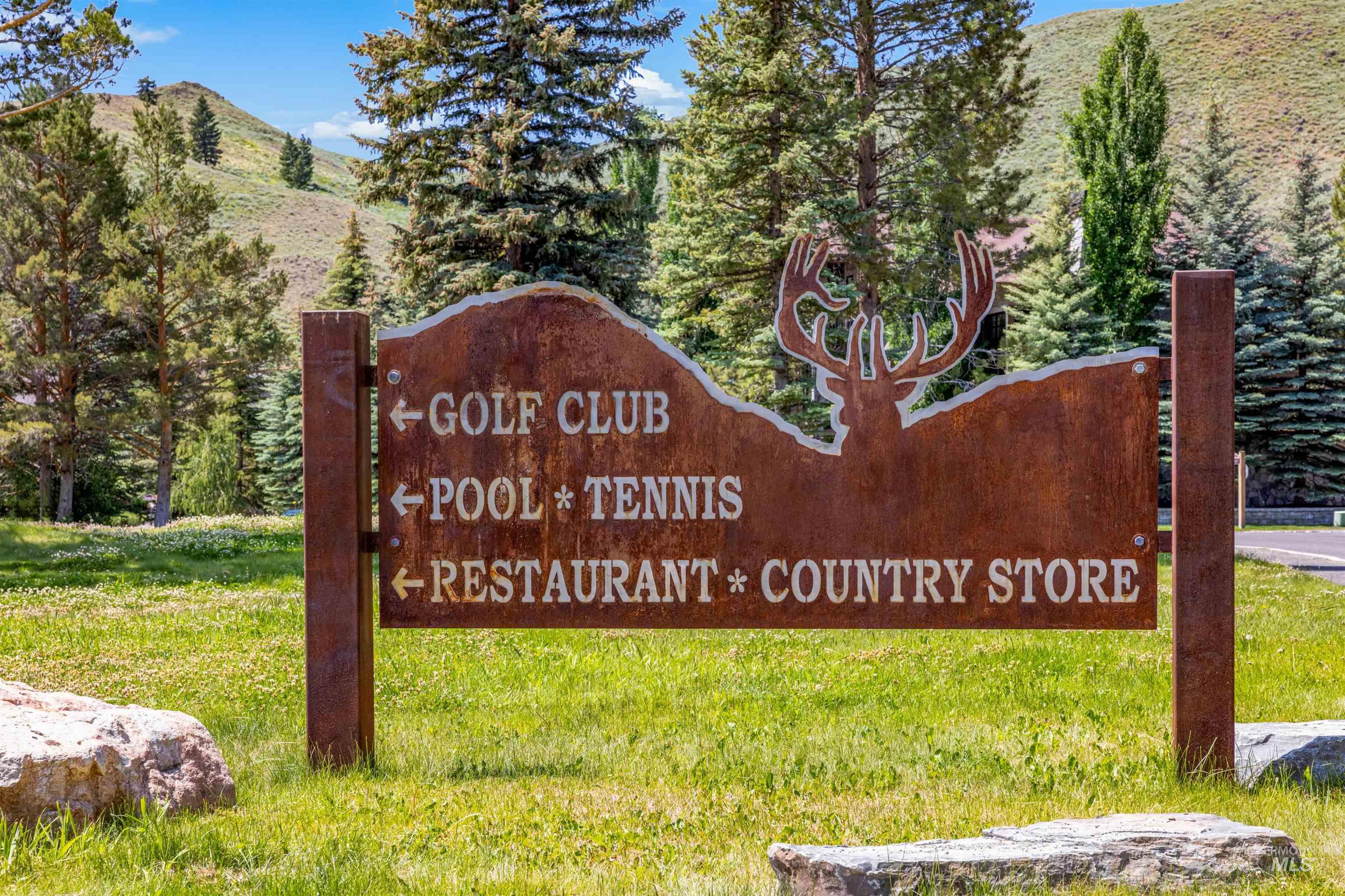 Community / neighborhood sign featuring a mountain view