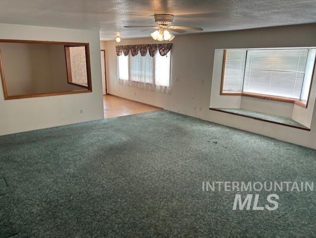 Carpeted empty room with a ceiling fan