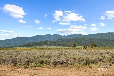 Photo of 15 River Bank Drive, Cascade, ID 83611 (MLS # 98948913)