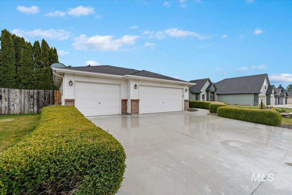 Photo of 3711 W Angelica Dr, Meridian, ID 83646 (MLS # 98978237)