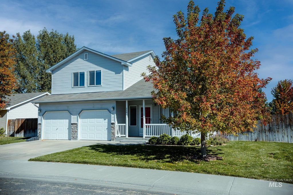 Photo of 420 NW Heron Ave, Mountain Home, ID 83647 (MLS # 98964532)