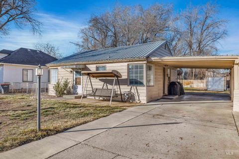 Photo of 753 Ash St, Twin Falls, ID 83301 (MLS # 98975239)