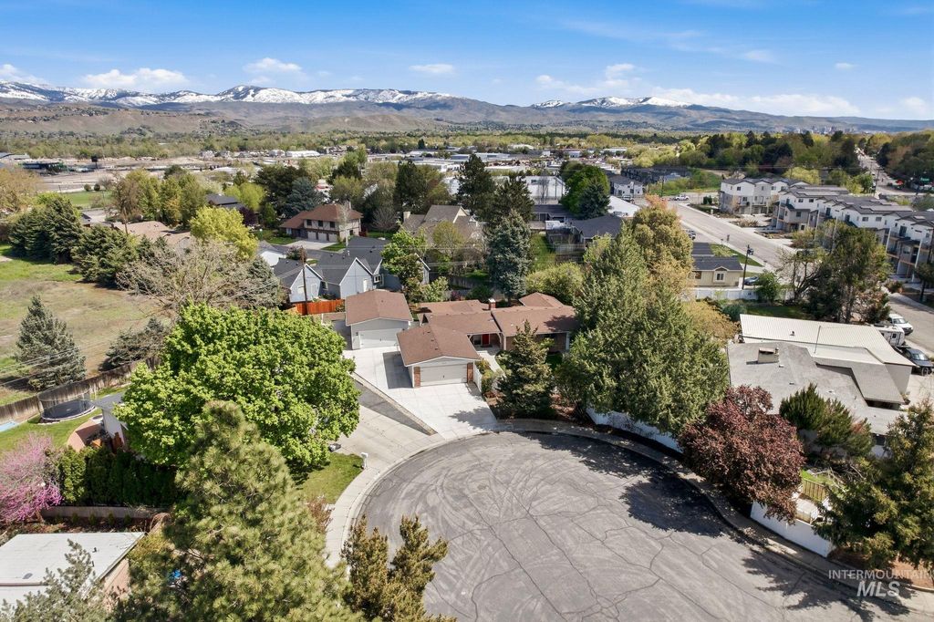 Photo of 7840 W Crestwood Dr, Boise, ID 83704 (MLS # 98982352)