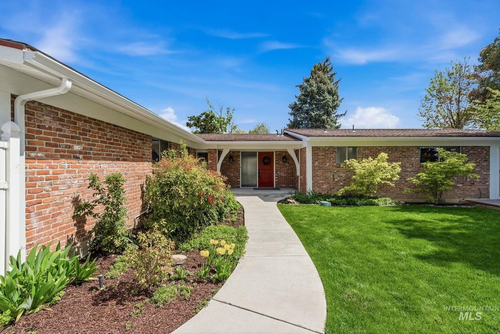 Photo of 7840 W Crestwood Dr, Boise, ID 83704 (MLS # 98982352)