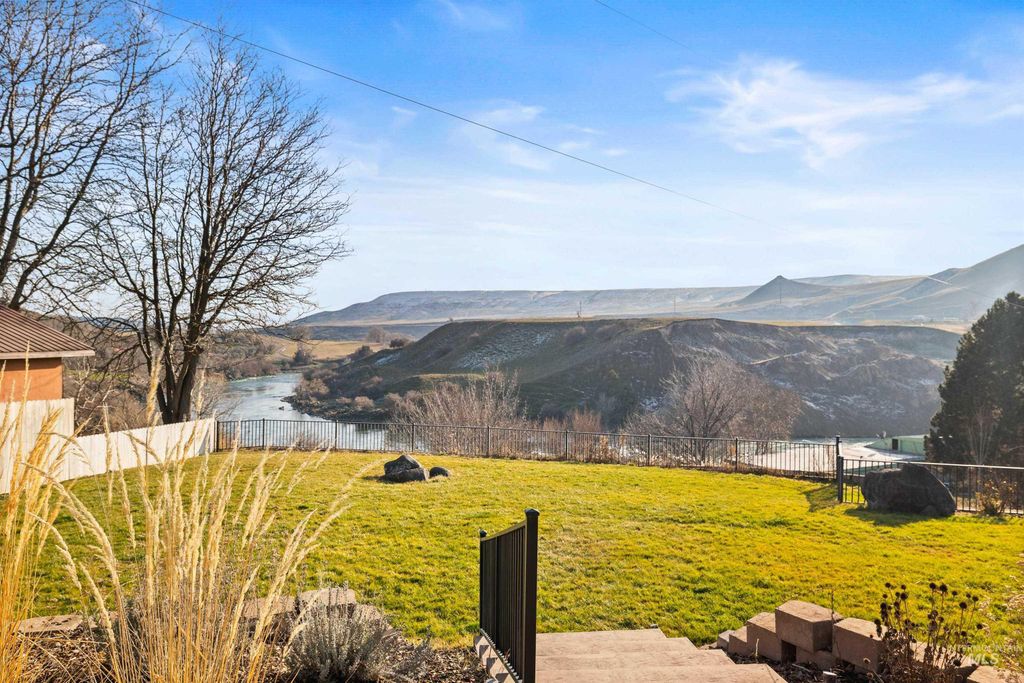 Photo of 853 Pottery Rd, Bliss, ID 83314 (MLS # 98972044)
