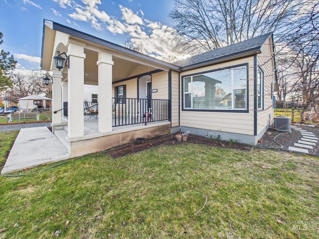 Photo of 411 Maple Ave, Emmett, ID 83617 (MLS # 98976202)