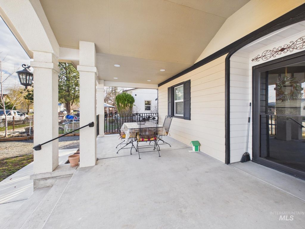 Photo of 411 Maple Ave, Emmett, ID 83617 (MLS # 98976202)