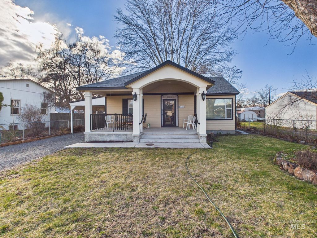 Photo of 411 Maple Ave, Emmett, ID 83617 (MLS # 98976202)