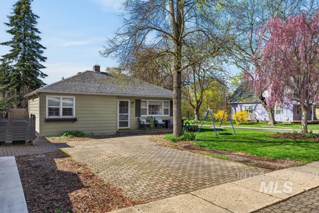 Photo of 803 E 8th, Moscow, ID 83843 (MLS # 98982346)