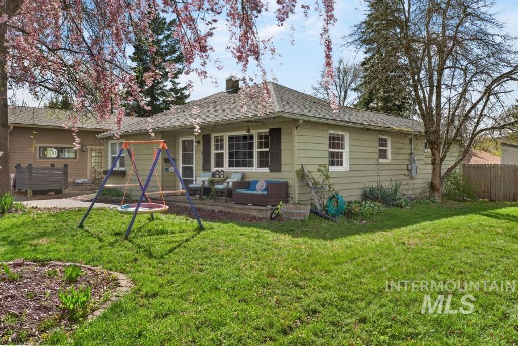 Photo of 803 E 8th, Moscow, ID 83843 (MLS # 98982346)