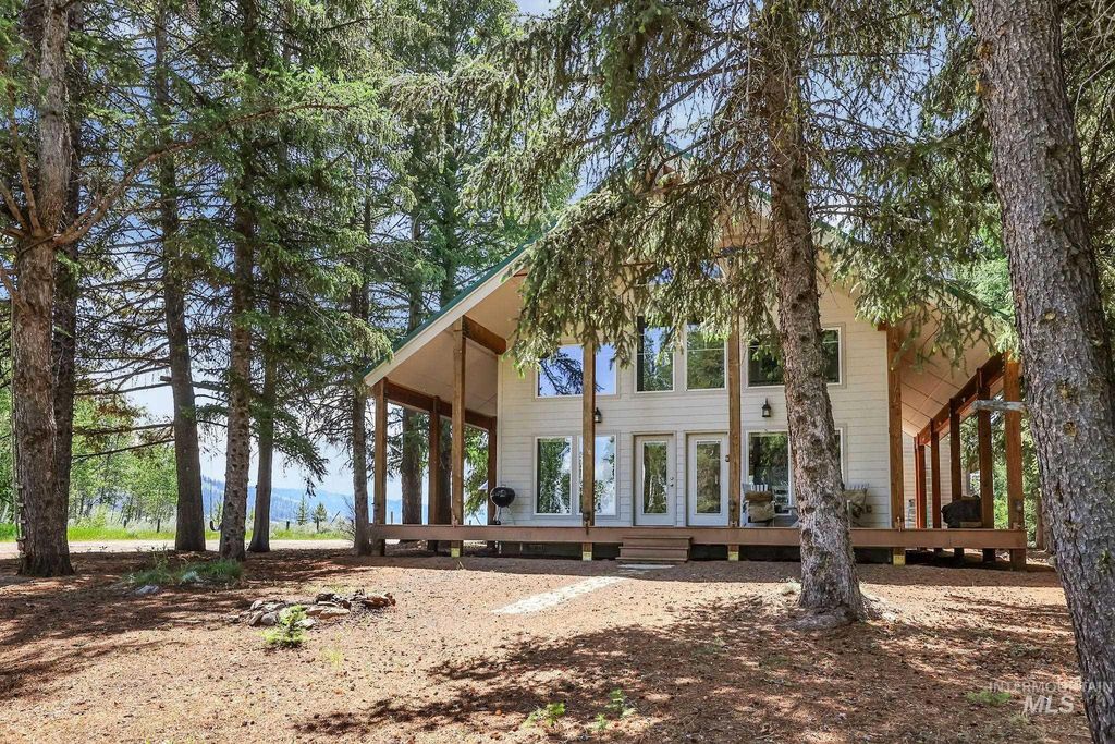 Photo of 136 Paradise Lane, Donnelly, ID 83615 (MLS # 98948134)