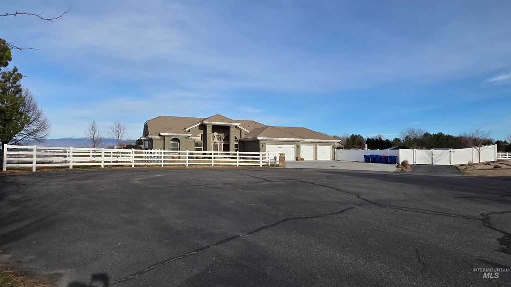 Photo of 4434 W Vaquero Ln, Meridian, ID 83642 (MLS # 98976396)