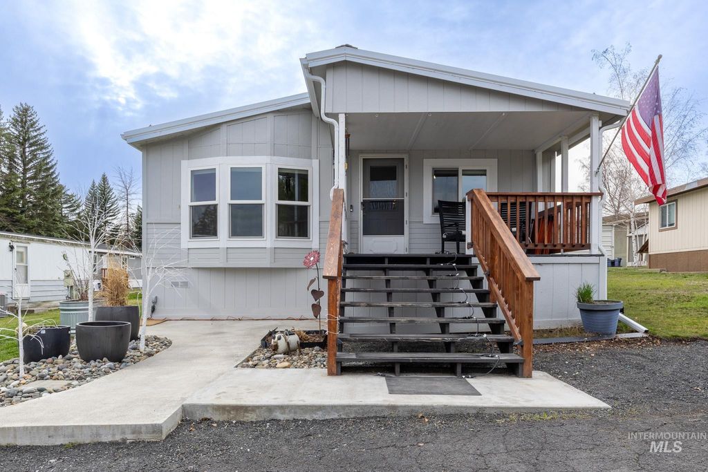 Photo of 411 N Almon St #310, Moscow, ID 83843 (MLS # 98980301)