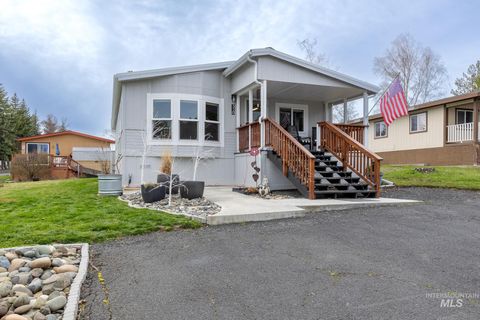 Photo of 411 N Almon St #310, Moscow, ID 83843 (MLS # 98980301)