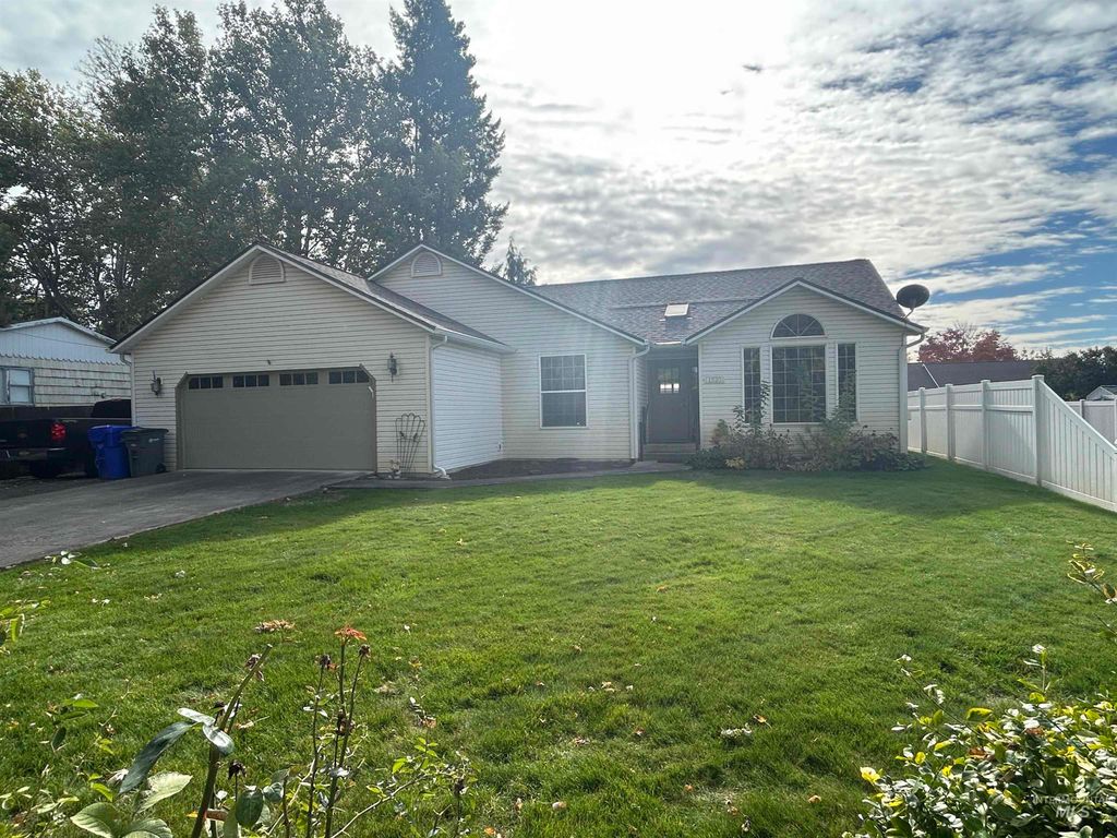 Photo of 1520 Linden Ave, Lewiston, ID 83501 (MLS # 98965621)