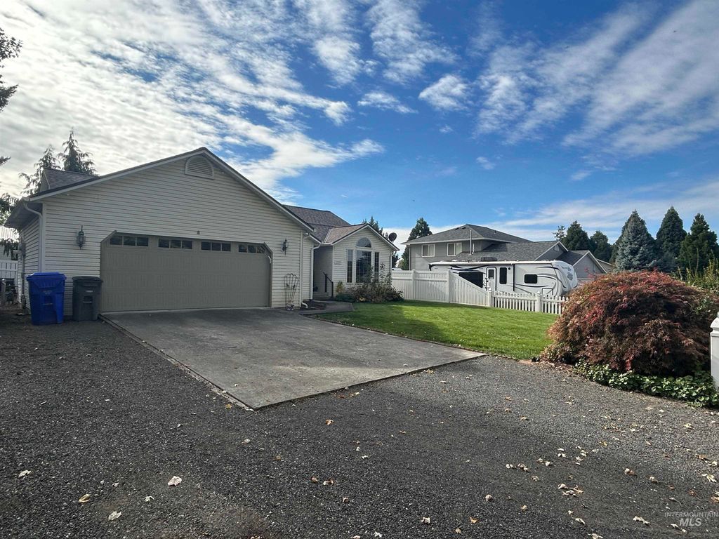 Photo of 1520 Linden Ave, Lewiston, ID 83501 (MLS # 98965621)
