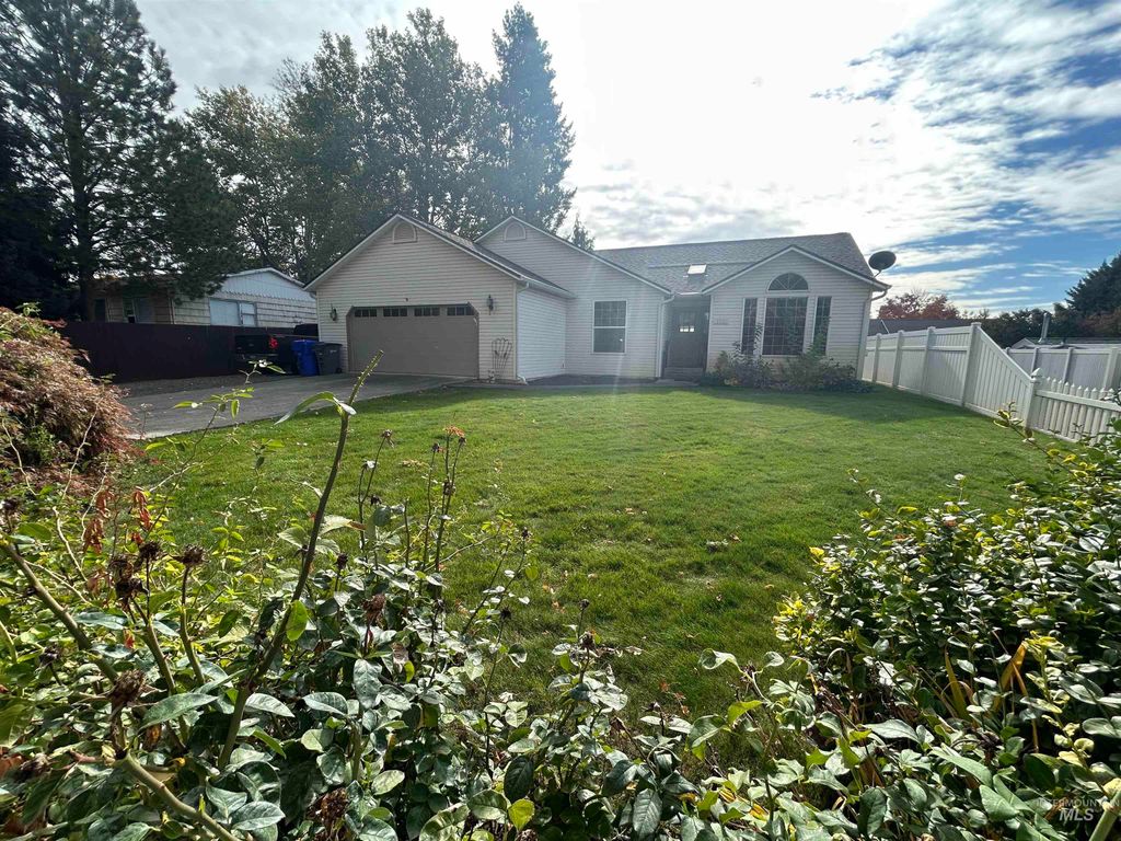 Photo of 1520 Linden Ave, Lewiston, ID 83501 (MLS # 98965621)