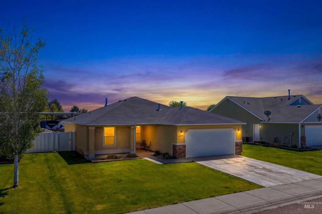 Photo of 204 Bridgeport Avenue, Caldwell, ID 83605 (MLS # 98985991)
